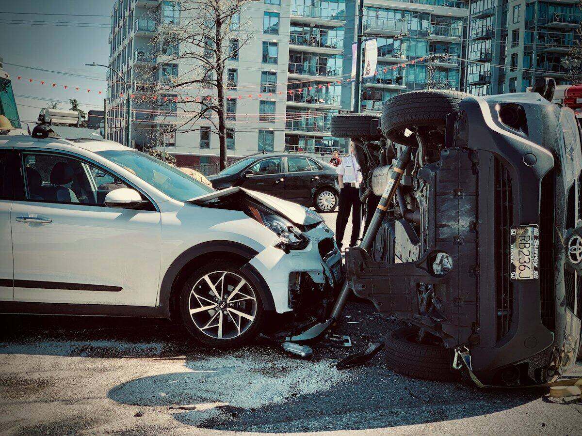 Coche con daños tras un accidente de tráfico en Asturias
