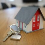 Perito tasador llaves de una vivienda sobre documentos – PERITOS JUDICIALES