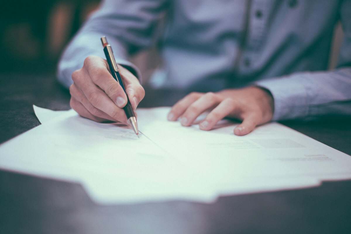Firma de un contrato con bolígrafo