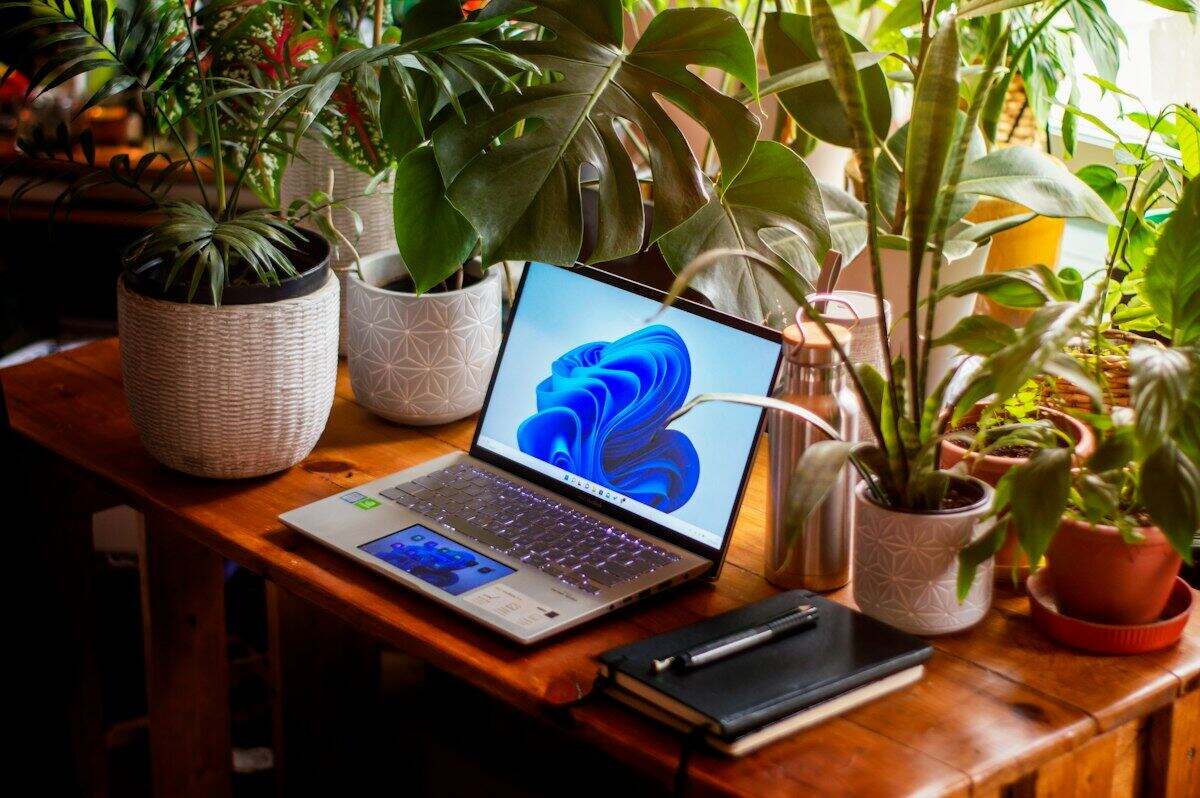 Notizbuch auf einem Schreibtisch am Fenster